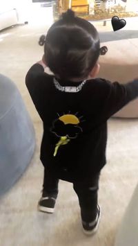 Ultah ke-1, Kylie Jenner Beri Hadiah Kalung Berlian Untuk Putrinya