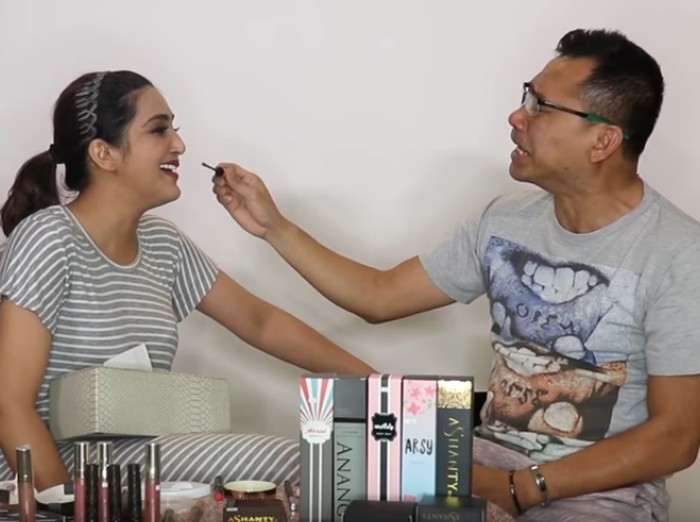 Anang ditantang jadi makeup artists dandani Ashanty. Foto: YouTube The Hermansyah A6 Anang ditantang jadi makeup artists dandani Ashanty. Foto: YouTube The Hermansyah A6