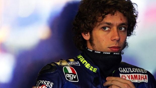 PHILLIP ISLAND, AUSTRALIA - OCTOBER 17:  Valentino Rossi of Italy and the Gauloises Fortuna Yamaha Team prepares before the Australian Motorcycle Grand Prix which is round fifteen of the MotoGP World Championship at Phillip Island Grand Prix Circuit on October 17, 2004 in Phillip Island, Australia.  (Photo by Ryan Pierse/Getty Images)