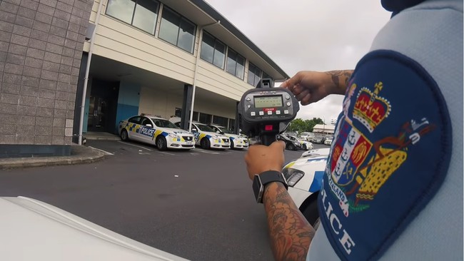 Kepada para penonton vlog, polwan cantik itu juga menunjukkan cara kerja laser yang digunakannya untuk menangkap mobil ngebut serta memberi saran agar para pengemudi tidak ditangkap. Foto: YouTube Auckland Police TV