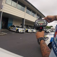 Kepada para penonton vlog, polwan cantik itu juga menunjukkan cara kerja laser yang digunakannya untuk menangkap mobil ngebut serta memberi saran agar para pengemudi tidak ditangkap. Foto: YouTube Auckland Police TV