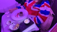 Bersama anaknya, Benny menikmati hidangan mewah di pesawat dari London menuju Jakarta. Seru ya? Foto: Instagram benny_janah