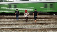 Karena kereta melintas setiap saat dengan intensitas yang tinggi.