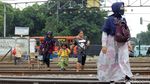Tak Ada JPO, Warga Seberangi Rel di Jatinegara