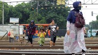 Warga yang ingin melintas harus ekstra hati-hati.