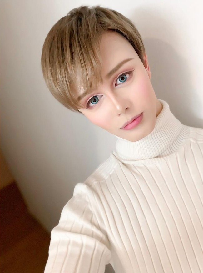 Ia tampak seperti boneka berkulit pucat dengan bola mata besar seperti tokoh kartun, dan membuat banyak netizen tercengang melihatnya. Foto: Instagram