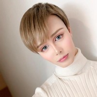 Ia tampak seperti boneka berkulit pucat dengan bola mata besar seperti tokoh kartun, dan membuat banyak netizen tercengang melihatnya. Foto: Instagram