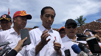 Wartawan kemudian bertanya lagi apakah pulpen tersebut benar-benar pulpen. Ya dibuka aja, tutur Jokowi.
