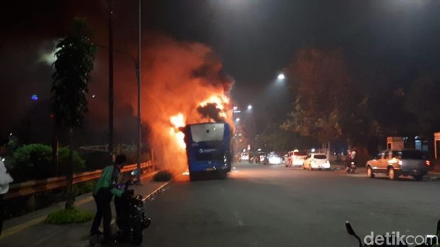 TransJakarta Terbakar di Dekat Pasar Baru Jakpus, Lalin Macet