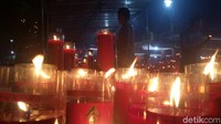 Ribuan lampion dan lilin raksasa terlihat mendominasi isi pulau yang terletak di Sungai Musi ini. (Raja Adil Siregar/detikTravel)