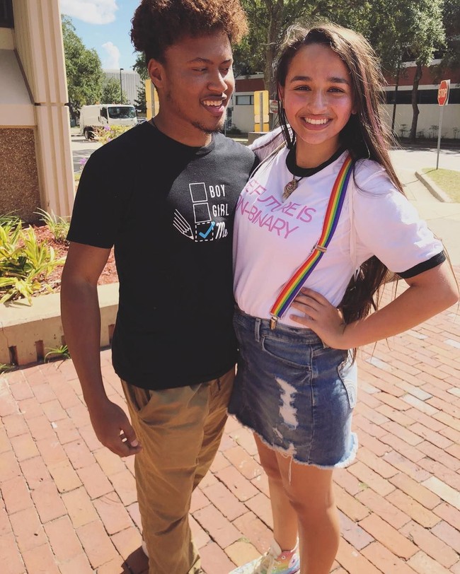 Wanita yang mendirikan TransKids Purple Rainbow Foundation itu pun belakangan jadi perbincangan karena diketahui sudah punya pacar lelaki bernama Ahmir Steward. Foto: Instagram @jazzjennings_