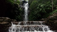 Byurrrr! Segar dan dingin langsung terasa saat menyelam di aliran sungai yang berasal dari grojogan Curug Tirto Wening (Aji Kusuma/detikTravel)  