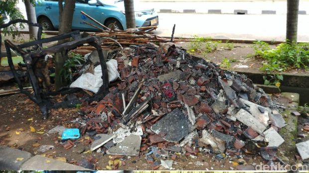 Pasca Kebakaran, Puing-puing di Rumah Ketua DPR Dibersihkan