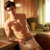 Shawn Mendes membuat banyak wanita salah fokus ketika fotonya menjadi model Calvin Klein dirilis. Di kedua foto, Shawn menampilkan tubuh atletisnya hanya dibalut underwear Calvin Klein. Jennifer Lopez bahkan sampai ikut berkomentar di Twitter, Killin it dengan emoji api untuk menggambarkan keseksian Shawn. Foto: Twitter