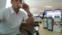 Agar tetap produktif dan berenergi di kantor, Tommy selalu konsumsi aneka minuman buah segar. Foto: Instagram @tomtjok