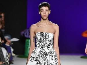 Desainer Tampilkan Busana Bermotif Sperma di London Fashion Week