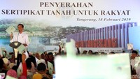 Sertifikat tanah di dibagikan saat melakukan kunjungan kerja  di Lapangan Maulana Yudha Tigaraksa, Provinsi Banten, Senin (18/02/2019).