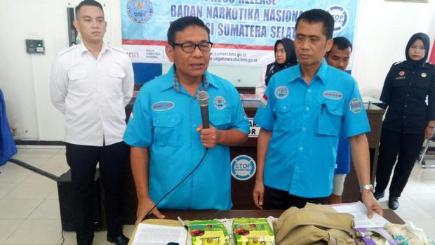 ZN mengaku diupah Rp 6 juta sekali antar.
