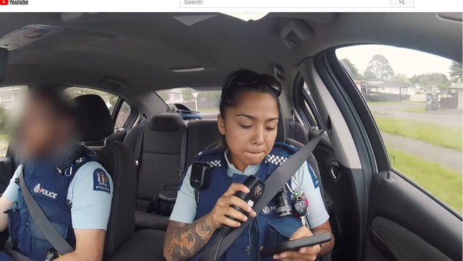 Wanita yang telah menjadi polisi selama empat tahun itu sebelumnya juga sempat jadi perbincangan karena aksi heroiknya. Di tahun 2018, ia pernah mengejar sebuah mobil curian yang kemudian menabrak kendaraan lain. Seorang penumpang wanita pun terluka dan terjebak di dalam mobil. Mengetahui hal itu, Lara menarik wanita tersebut dari mobil  yang terbakar. Karena aksinya itu, Lana mendapat penghargaan dari kepolisian. Foto: YouTube Auckland Police TV