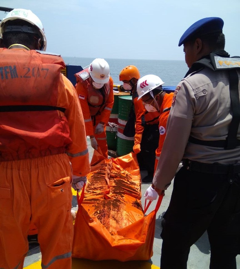Kapal Terbalik di Karawang, 2 Jasad Nelayan Ditemukan Kapal Terbalik di Karawang, 2 Jasad Nelayan Ditemukan