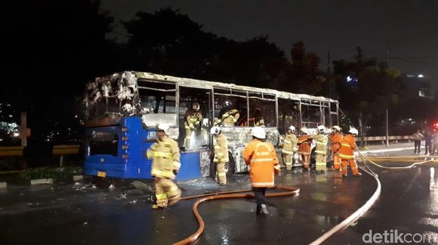 Api Padam, TransJakarta yang Terbakar Dievakuasi