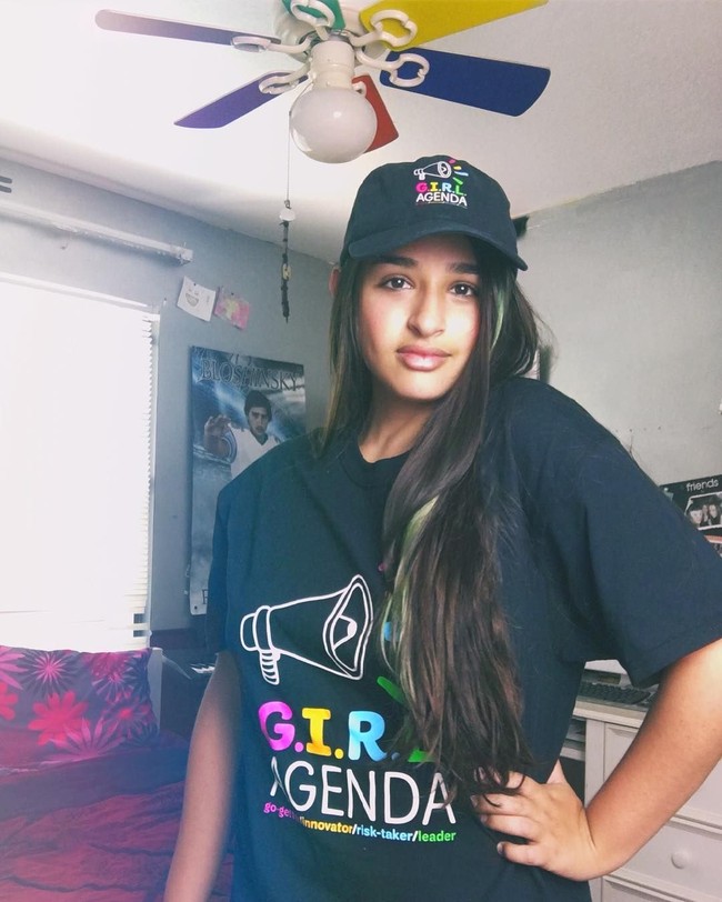 azz menjadi model untuk Gillete Venus yang juga mengampanyekan gerakan agar wanita merayakan kulit mereka tanpa terlalu memikirkan pendapat orang lain. Transgender 18 tahun tersebut pun dianggap pantas menjadi representasi. Ia sendiri mengaku tidak mencukur bulu karena anggapan orang lain. Foto: Instagram @jazzjennings_