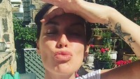 Harvey mengajak dirinya ke dalam sebuah kamar hotel untuk membahas skrip yang akan dimainkannya. Dok. Instagram/iamlenaheadey