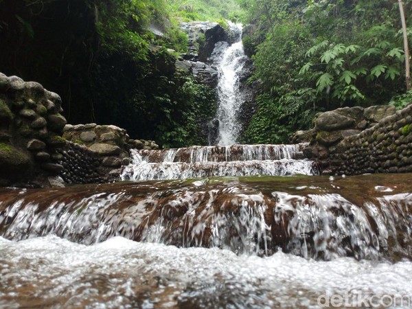 Curug Tirtowening ada di Desa Cemanggal, Kabupaten Semarang. Berada di lereng Gunung Ungaran, Tirto Wening menjadi destinasi menarik bagi wisatawan (Aji Kusuma/detikTravel) Â Curug Tirtowening ada di Desa Cemanggal, Kabupaten Semarang. Berada di lereng Gunung Ungaran, Tirto Wening menjadi destinasi menarik bagi wisatawan (Aji Kusuma/detikTravel) Â