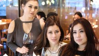 Saturday night #winelovers🍷, tulis Benny di ketengan foto. Wah, ternyata Benny pencinta wine nih! Foto: Instagram benny_janah
