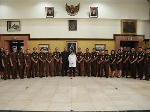 Pemkot Surabaya Beri Penghargaan untuk Kejari Surabaya