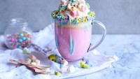 Ada yang mau dessert unicorn ini? Minuman berwarna pink dengan topping warna-warni. Foto: Instagram@hello_tigriss