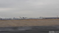 Puas mengenal berbagai pesawat JAL, wisatawan akan dibawa ke hanggar. Dari sini wisatawan bisa melihat langsung pesawat yang landing dan take off. (Bonauli/detikTravel)