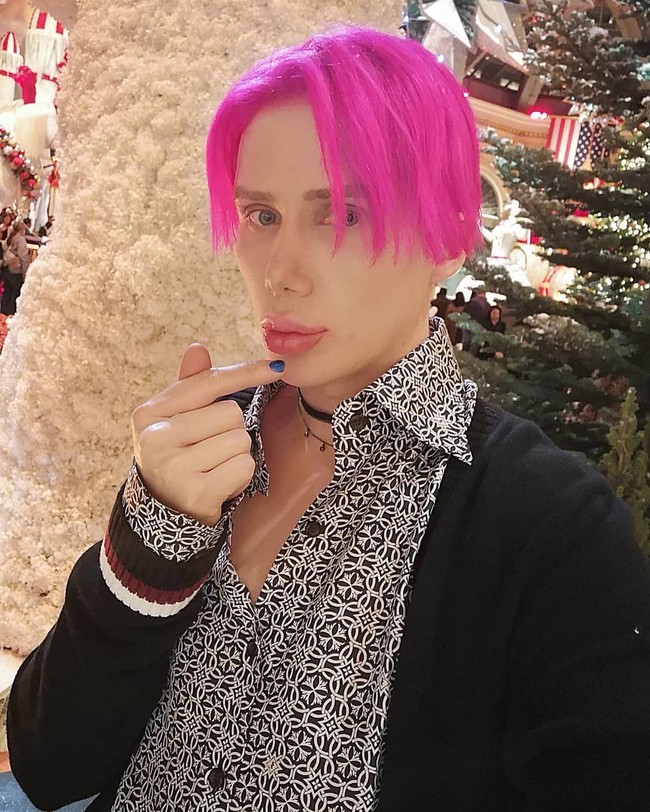 Oli London tergila-gila dengan Jimin, salah satu member dari grup K-Pop BTS. K-popers itu pun melakukan operasi plastik demi menyerupai Jimin. Foto: Instagram (@londonoli)