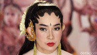 Alya Rohali sudah lama vakum dari layar kaca dan juga dunia hiburan. Kini ia kembali muncul dengan pentas teater pertamanya lewat wayang orang.  Foto: Noel/detikFoto