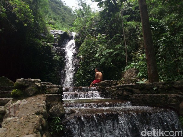 Air terjun ini sangat cantik dan masih sepi. Tempat ini bersih tanpa sampah (Aji Kusuma/detikTravel) Air terjun ini sangat cantik dan masih sepi. Tempat ini bersih tanpa sampah (Aji Kusuma/detikTravel)