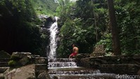 Air terjun ini sangat cantik dan masih sepi. Tempat ini bersih tanpa sampah (Aji Kusuma/detikTravel)