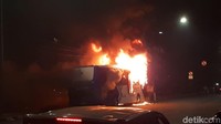 Bus TransJakarta terbakar sekitar pukul 20.30 WIB, Senin (18/2/2019). Bus tersebut berada di pinggir Jalan Pos, Pasar Baru, Sawah Besar, Jakarta Pusat. (Foto: Haris Fadhil/detikcom)
