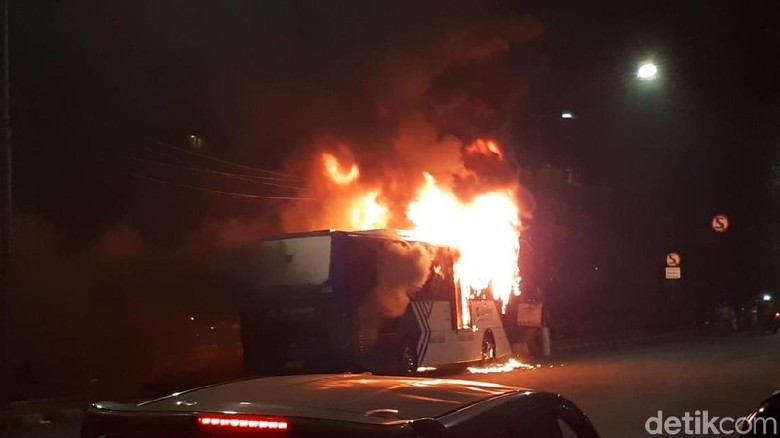 TransJakarta Terbakar di Dekat Pasar Baru Jakpus, Lalin Macet TransJakarta Terbakar di Dekat Pasar Baru Jakpus, Lalin Macet