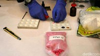 Petugas melakukan uji laboratorium terhadap barang bukti yang diamankan.