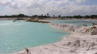 Danau Kaolin di Pulau Belitung adalah bekas galian tambang kaolin. Danau berair biru toska ini begitu instagrammable. Jadi tak heran, banyak wisatawan datang ke sana (Brigida Emi Lilia/dTraveler)
