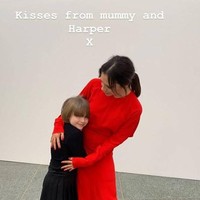 Muncul dalam balutan busana serba hitam, Harper yang kini berusia tujuh tahun tampil dengan gaya rambut bob lengkap dengan poninya. Berbagai reaksi muncul di media sosial, ada yang memuji, ada pula yang nyinyir. (Foto: Instagram)