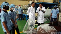 Orang nomor satu di Indonesia ini menambahkan bahwa ada dua kunci perekonomian bangsa. Pertama investasi, dan yang kedua ekspor.