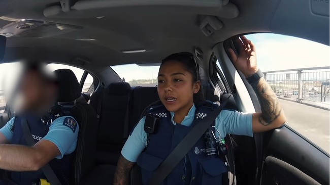 Kecantikan dan pesona Lana Crichton pun membuat para netizen ingin ditangkap bahkan melakukan kejahatan. Lana, tangkap aku kapan saja, Dia sangat cantik, hingga Aku akan melakukan kejahatan hanya untuk bertemu dia pun membanjiri kolom komentar. Foto: YouTube Auckland Police TV