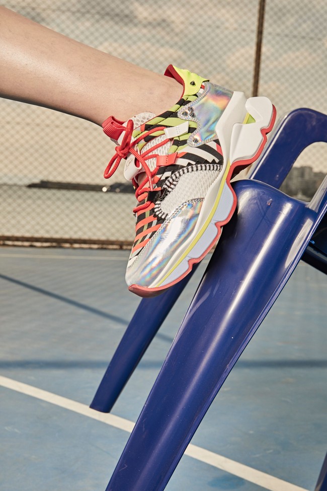 Ada pula Red Runner Donna Specchio Laser & Neoprene Cinestripes Multicolor. Dihiasi dengan beragam warna yang mencolok dengan aksen hologram, sneakers ini cocok buat kamu yang punya karakter gaya urban nan jenaka. (Foto: Dok. Christian Louboutin)