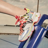 Ada pula Red Runner Donna Specchio Laser & Neoprene Cinestripes Multicolor. Dihiasi dengan beragam warna yang mencolok dengan aksen hologram, sneakers ini cocok buat kamu yang punya karakter gaya urban nan jenaka. (Foto: Dok. Christian Louboutin)