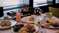 Salad, keju hingga buah dan jus jadi menu sarapan Aexa saat berada di Seoul, Korea Selatan. Sepertinya menu untuk santap dua orang. Foto: Instagram alexa_key