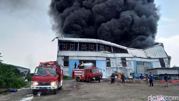 Gudang di Kawasan Industri Maspion Terbakar, Asap Membubung Tinggi