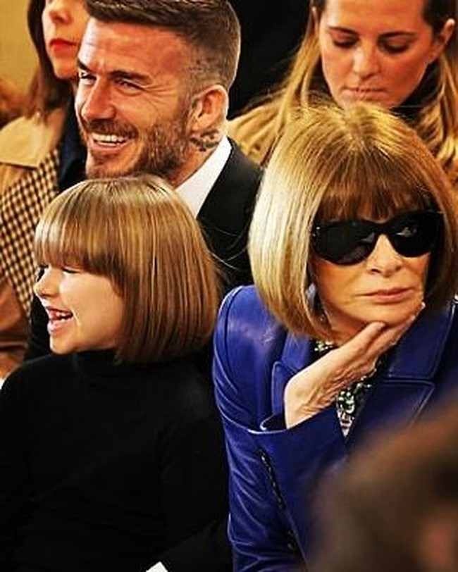 Tak sedikit juga netizen yang menyebut gaya rambut Harper mirip dengan Anna Wintour yang kebetulan duduk di sebelahnya saat fashion show. Memimpin majalah fashion ternama Vogue, Anna kerap disebut-sebut sebagai perempuan yang paling berpengaruh di industri mode global. (Foto: Instagram)