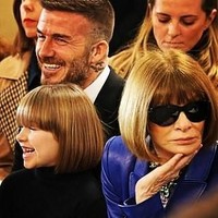Tak sedikit juga netizen yang menyebut gaya rambut Harper mirip dengan Anna Wintour yang kebetulan duduk di sebelahnya saat fashion show. Memimpin majalah fashion ternama Vogue, Anna kerap disebut-sebut sebagai perempuan yang paling berpengaruh di industri mode global. (Foto: Instagram)