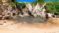 Pantai Gulpiyuri masuk dalam daftar salah satu pantai yang unik di dunia (iStock)